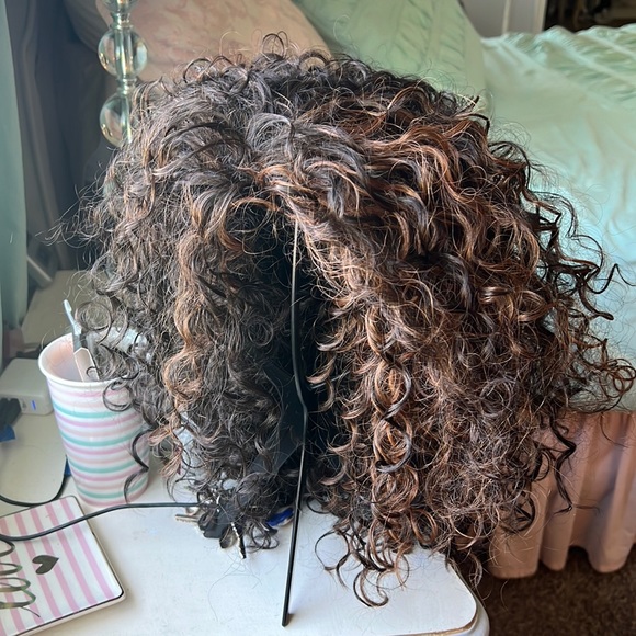 Dark curly wig - Picture 2 of 4